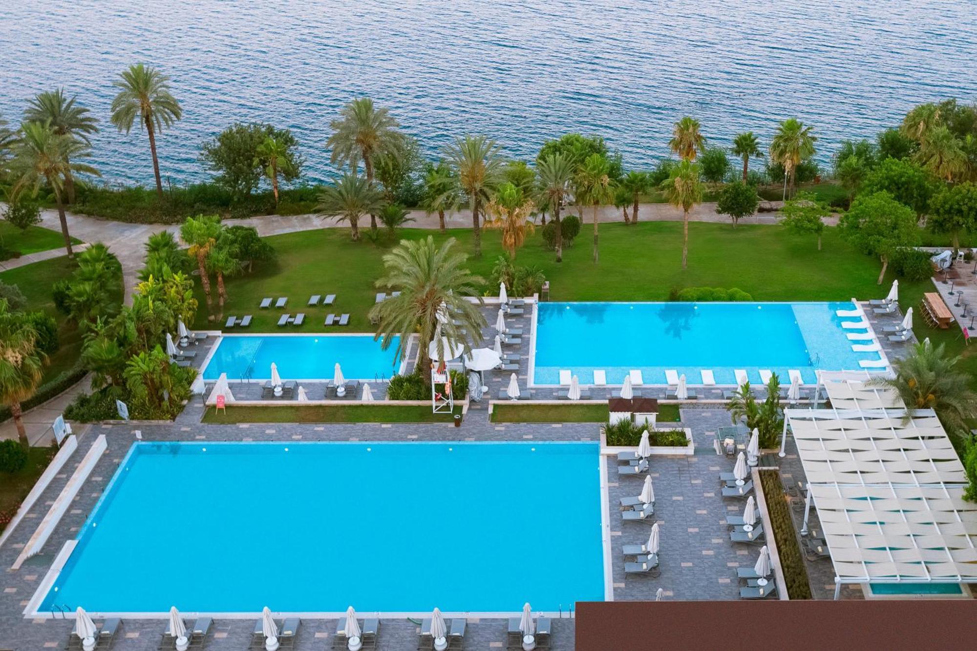 Akra Antalya Hotel Kültér fotó The swimming pool at the hotel